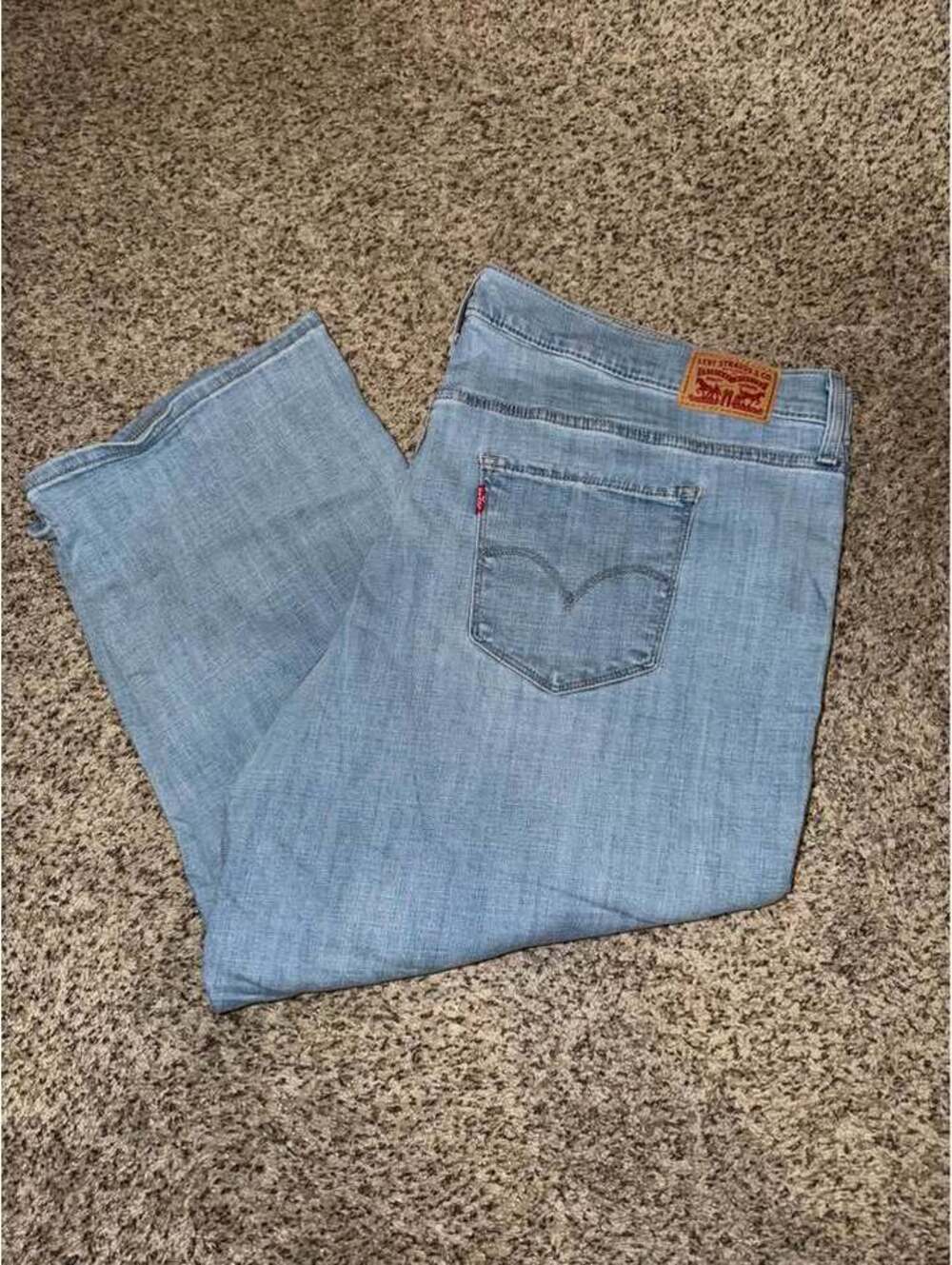 Women’s plus size Levi Skinny shaping capri light denim SZ 24W EUC
